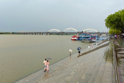 松花江江边