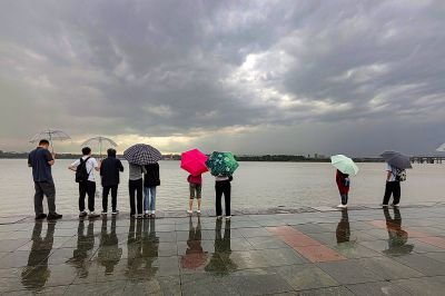 人民广场江边、防洪纪念塔江边