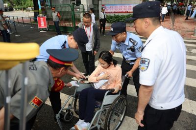冰城公安护航中考安保