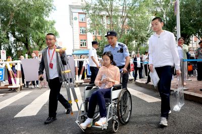 冰城公安护航中考安保