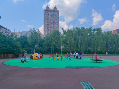 儿童公园里玩耍的孩子