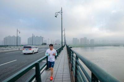 薄雾中的阳明滩湿地