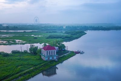 薄雾中的阳明滩湿地