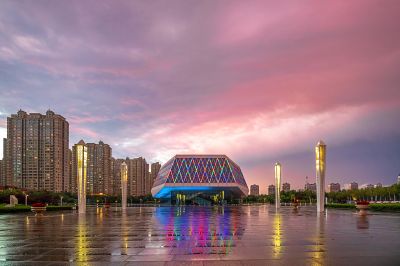 彩虹晚霞中的音乐厅广场