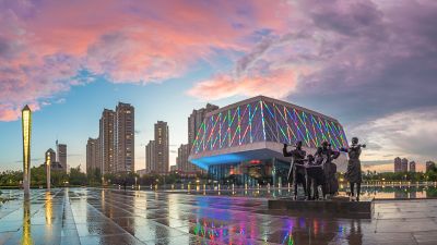彩虹晚霞中的音乐厅广场