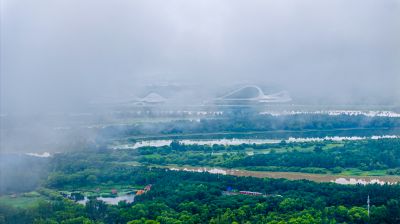 雨后江面笼罩着薄雾