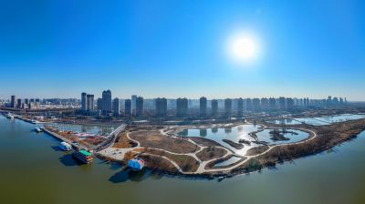 群里外滩湿地水面冰封