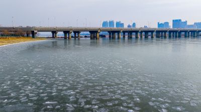 公路大桥沿岸结冰