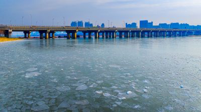 公路大桥沿岸结冰