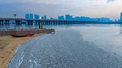 公路大桥沿岸结冰