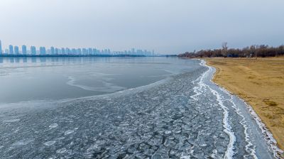 公路大桥沿岸结冰