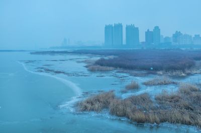 结冰的江畔