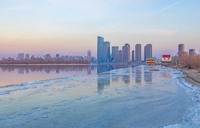 外滩湿地即将封冻的江面