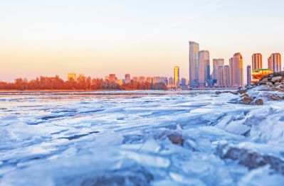 外滩湿地即将封冻的江面