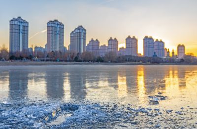 外滩湿地江畔即将封冻的江面 