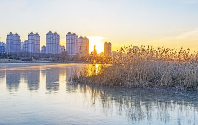 外滩湿地江畔即将封冻的江面 