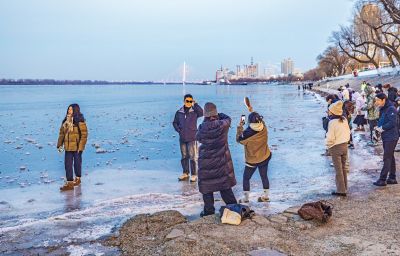 滨州铁路桥下刚刚封冻的松花江冰面