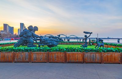道外景阳广场 刚刚封冻的松花江 