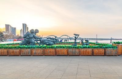 道外景阳广场 刚刚封冻的松花江 
