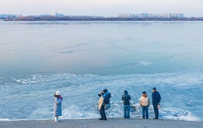 道外景阳广场 刚刚封冻的松花江 