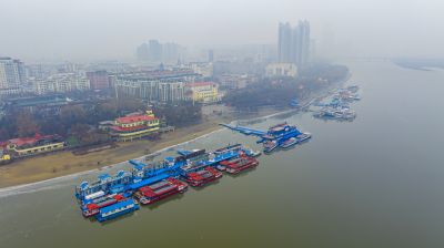 雾中的松花江沿岸