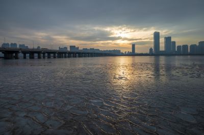 结冰的江畔2