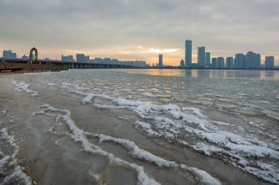 结冰的江畔2