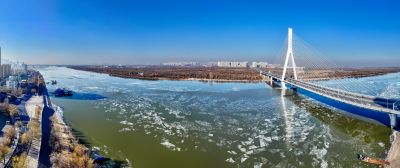 松花江道外段松浦大桥段跑冰排