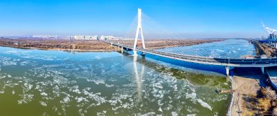 松花江道外段松浦大桥段跑冰排