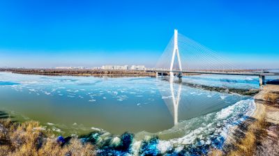 松花江道外段松浦大桥段跑冰排