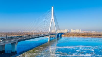 松花江道外段松浦大桥段跑冰排