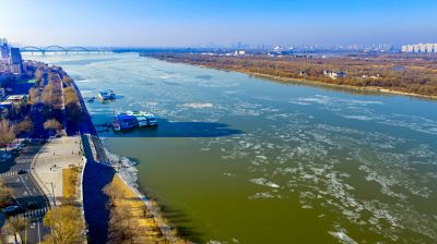 松花江道外段松浦大桥段跑冰排