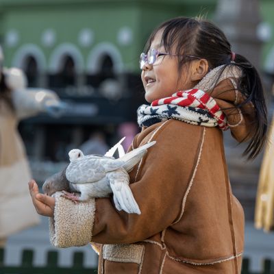 索菲亚教堂广场游客与广场鸽子