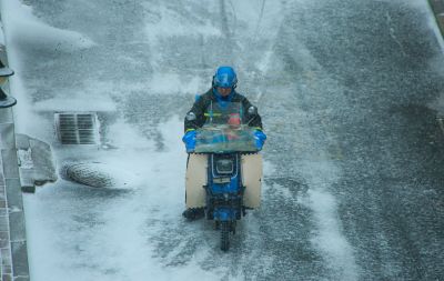 哈尔滨.冬雪 雪中行人