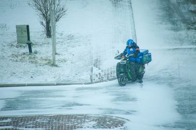 哈尔滨.冬雪 雪中行人