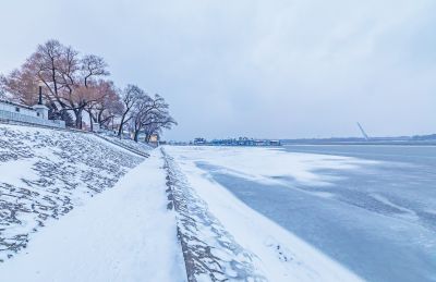 雪后江畔