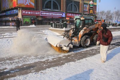 哈尔滨道路清雪场面壮观
