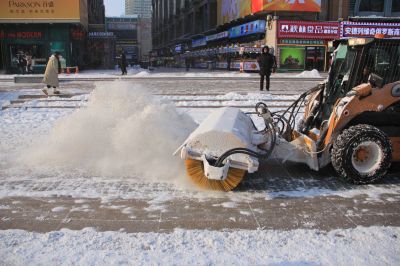 哈尔滨道路清雪场面壮观