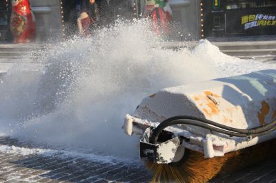哈尔滨道路清雪场面壮观