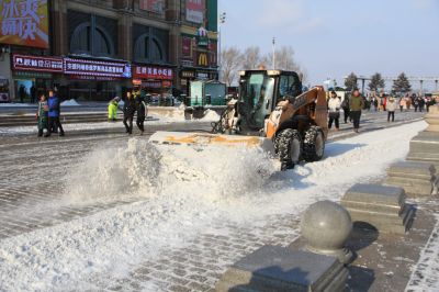 哈尔滨道路清雪场面壮观