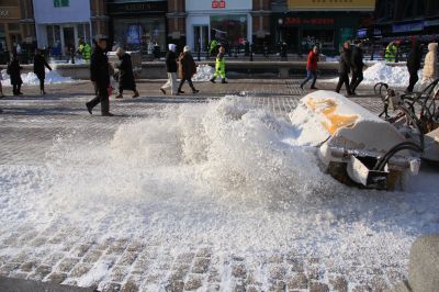 哈尔滨道路清雪场面壮观