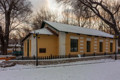 雪后的黄房子