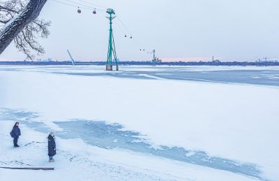 雪后的江畔 