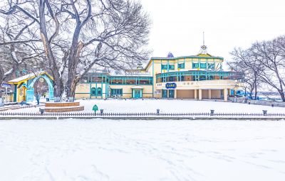 雪后的江畔 