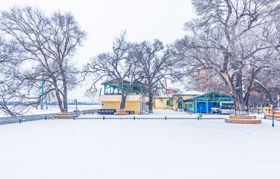 雪后的江畔 