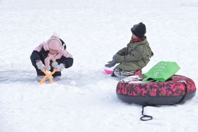 冰城冬趣冰城孩子玩冰雪