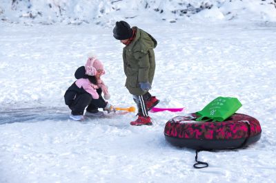 冰城冬趣冰城孩子玩冰雪