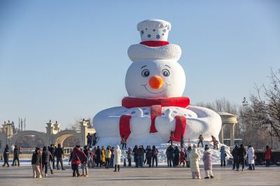 第37届太阳岛雪博会的网红大雪人雪人先生