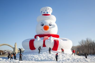 第37届太阳岛雪博会的网红大雪人雪人先生