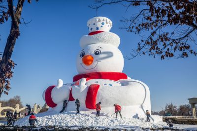 第37届太阳岛雪博会的网红大雪人雪人先生